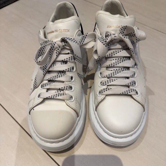 Alexander McQueen - Picture 1 of 4